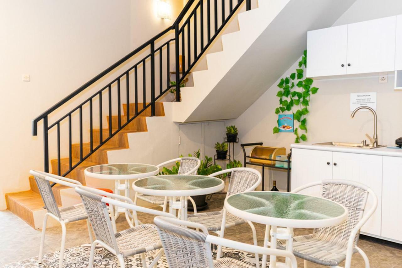 Reddoorz Hostel @ Di Panjaitan Simpang Lima Semarang Zewnętrze zdjęcie