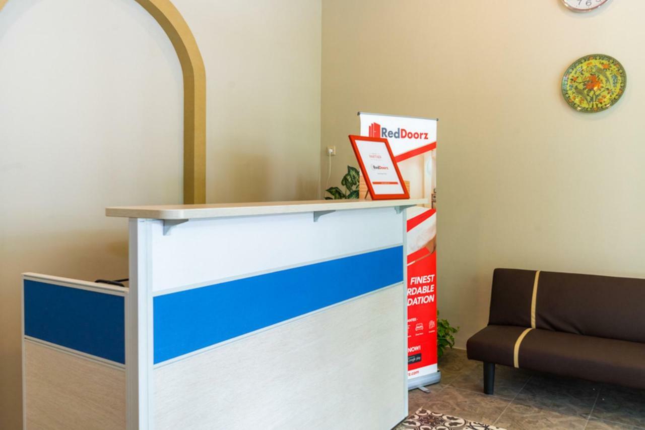 Reddoorz Hostel @ Di Panjaitan Simpang Lima Semarang Zewnętrze zdjęcie